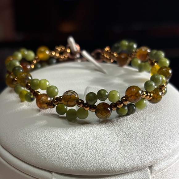 Green jade & reddish brown agate bracelet with gold tone accent beads 7.5 inches - Picture 3 of 6
